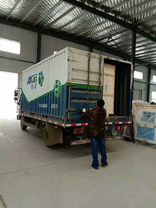 江蘇省南京市聚脲聚氨酯兩用噴涂機(jī)裝車(chē)發(fā)貨中