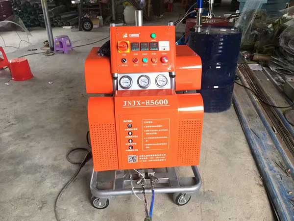 5600聚脲噴涂機(jī)施工現(xiàn)場(chǎng)培訓(xùn)