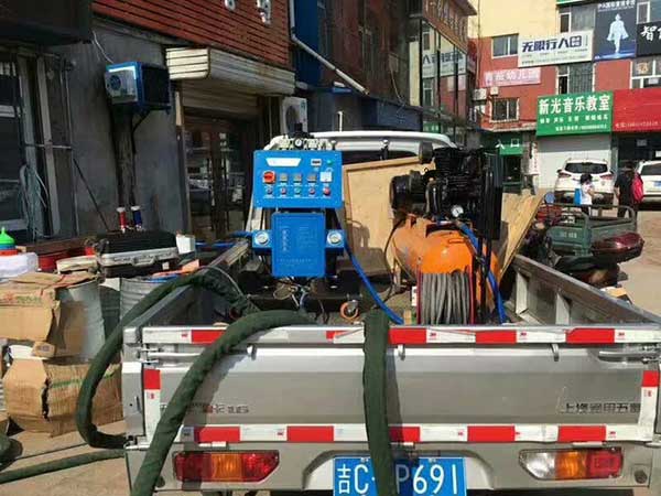建筑保溫聚氨酯施工噴涂機(jī)施工現(xiàn)場(chǎng)