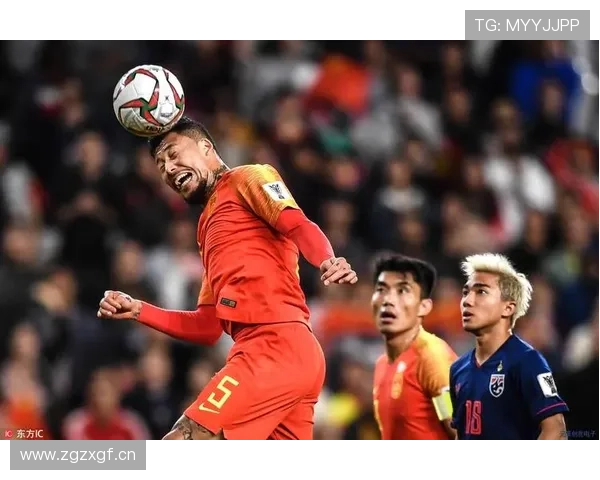 张琳芃逛街那反差也太带劲了，外表大叔遛弯感，包里像揣着一间奢侈品小店